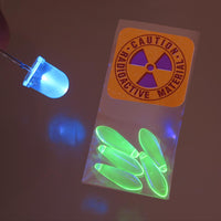 G27304 ~ Czech Radioactive Uranium Glass 5 x 16mm Dagger Beads Check Source with Battery & UV LED